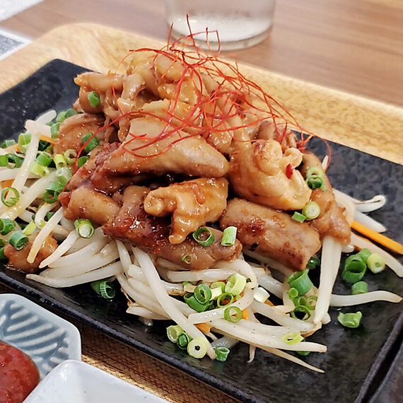 燃え盛る食欲を代弁するかのような糸唐辛子が美しい