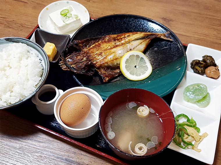 旅館の朝食さながらの定食で、デラックスな朝を演出