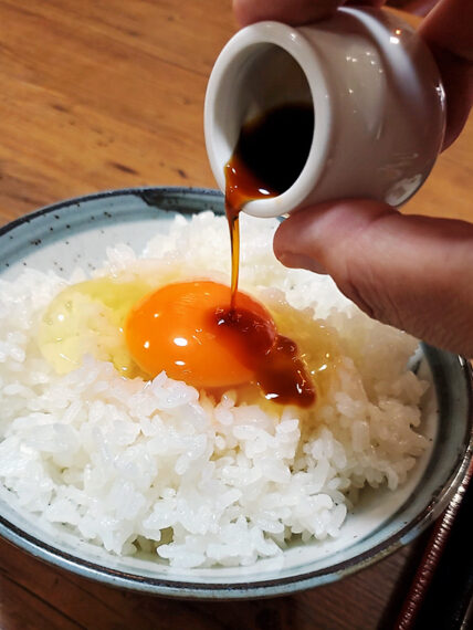 オレンジ色の濃厚な卵に合わせるのはイゲタ醤油「彩」