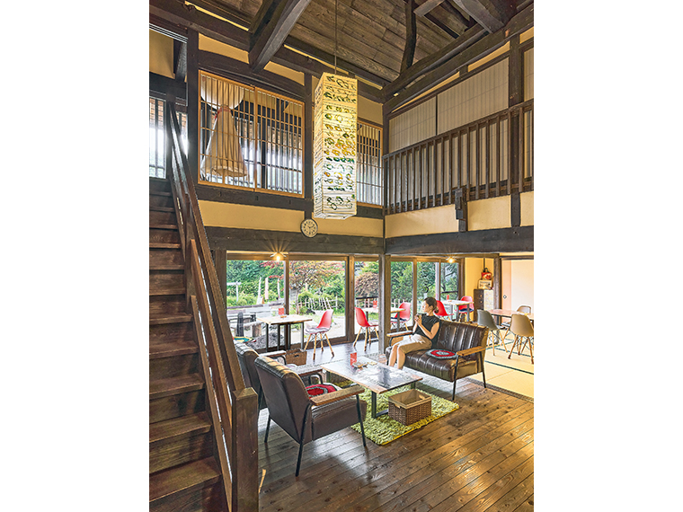 高い天井と大きな梁が開放的な店内。縁側席、ソファ席、畳の間が続き、幅広い世代がくつろげる。2階はギャラリー&絵付け体験コーナー