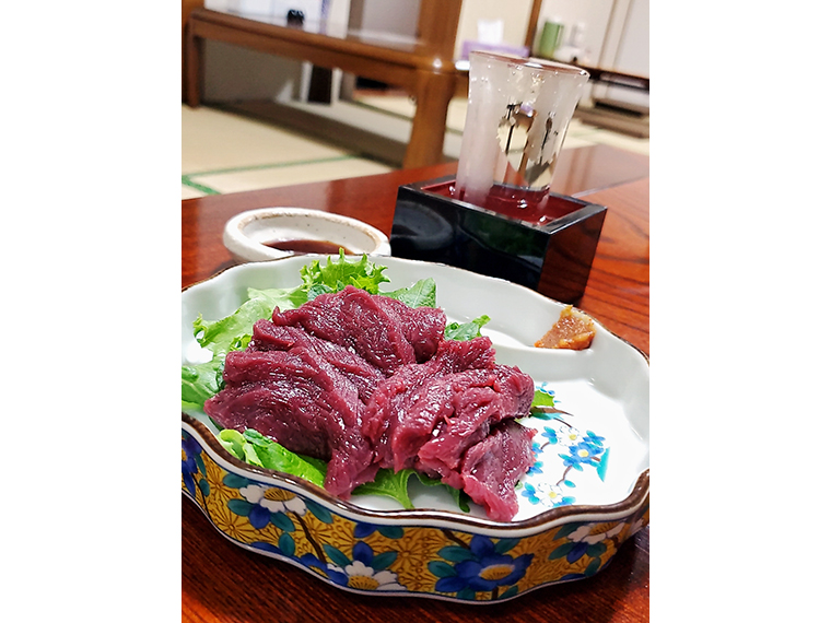 馬刺しロース(1,100円)に合わせるのは、店主オススメの宮泉(900円)