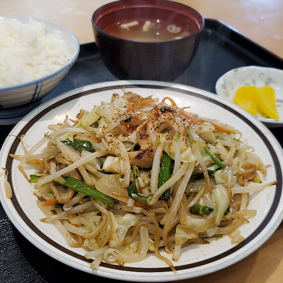 野菜たっぷりが嬉しい「モツと野菜炒め定食」は880円