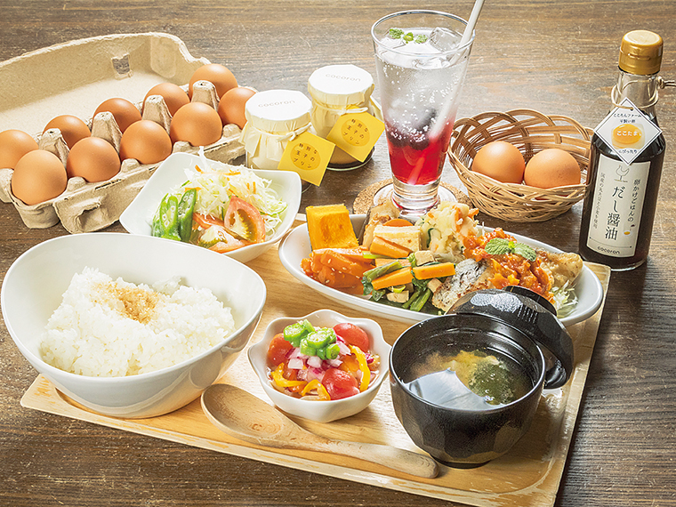 写真手前から「ここたまランチ」、「卵10個入」（紙パック756円・プラパック648円）、「たまごプリン」（324円）、だし醤油（600円）