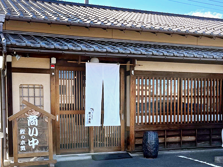 カツオの白い暖簾が目印。店前には広々とした駐車場を完備