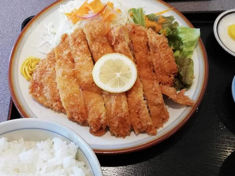 こちらは「チキンカツ定食」(970円・部員提供)。薔薇模様のカラシってテンション上がりますよね!