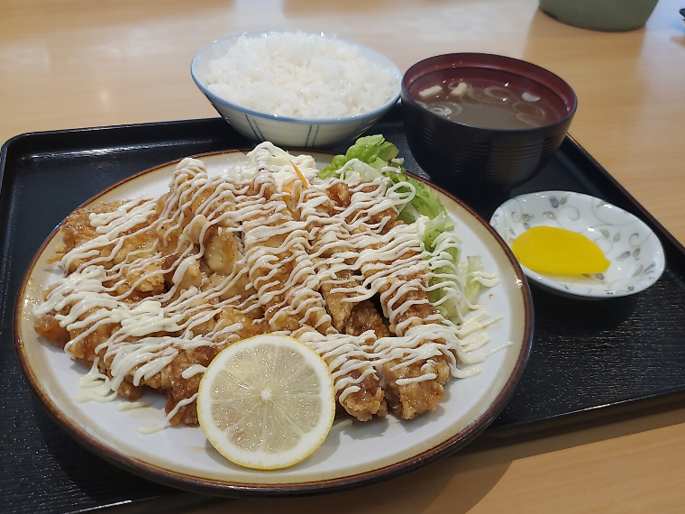 皿の上の萩姫伝説!「チキン南蛮定食」は990円