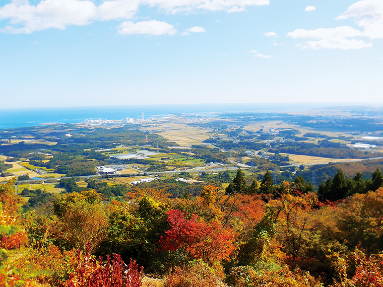 子どもも安心な整備された登山道を上ること40分、山頂で待つのは眼下に広がる紅葉と海まで続くパノラマ眺望!晴れた日は北東に金華山、西に蔵王や吾妻小富士、安達太良山など360度ぐるりと見渡せる。 ふもとの登山道入り口では、マルシェも定期的に開催