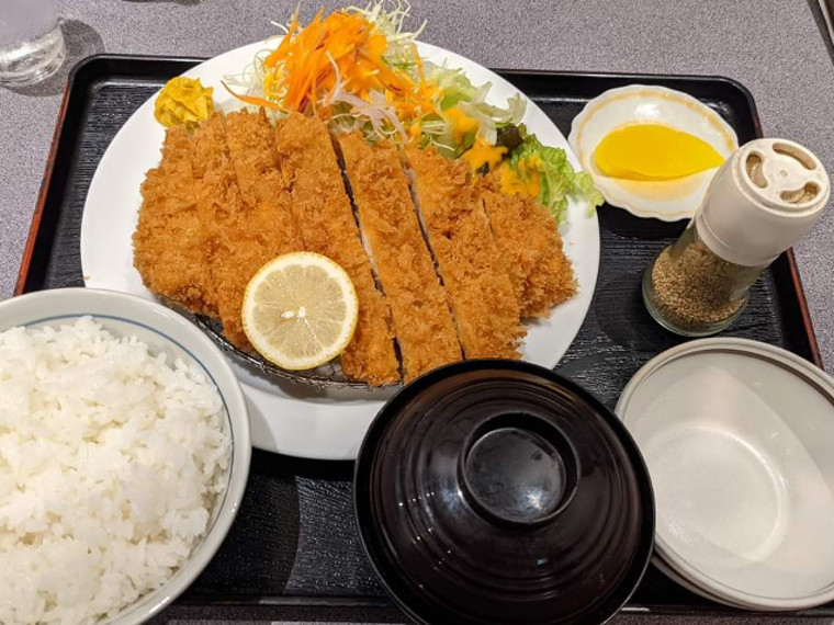 コールするだけで大名気分。「大名とんかつ定食」(1,690円・部員提供)
