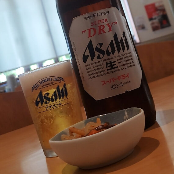 鹿威しの如くグラスに瓶の口を当てつつ、定食を待ちわびる時間