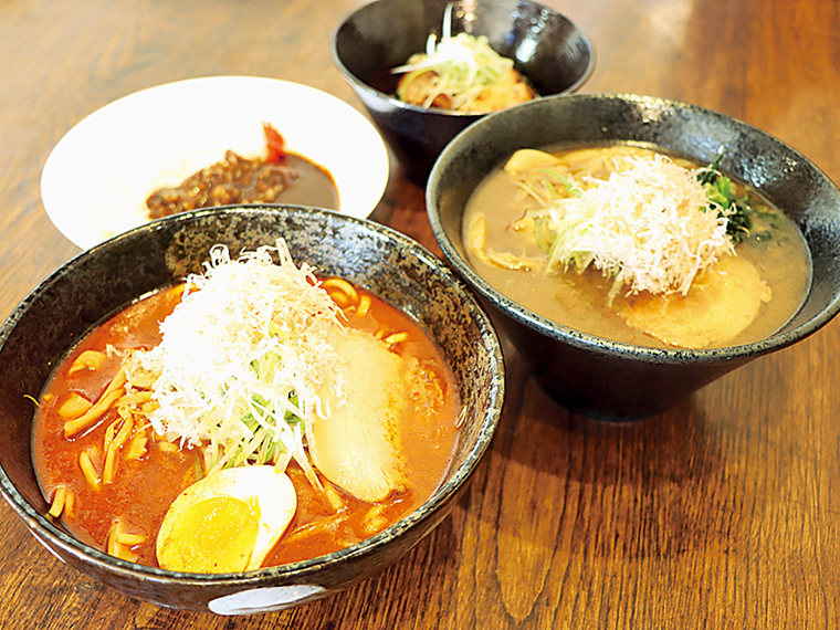 真っ赤なスープが食欲をそそる「辛鰹らぁめん」(960円)と定番の「醤油らぁめん」(830円)。上に乗るのは細く削った鰹節