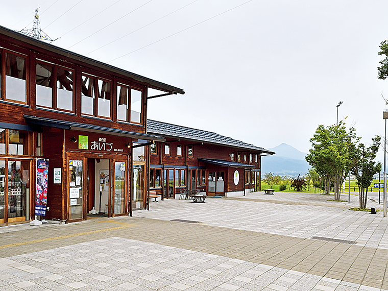 天気が良いと、会津のシンボル・磐梯山が空に映える。会津若松ICより車で約15分