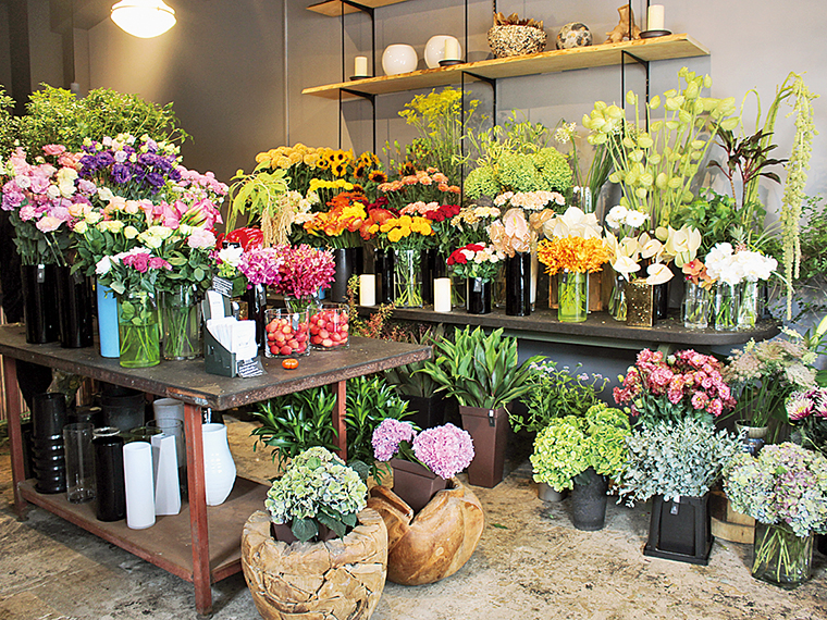 1階の花屋「Total Plants bloom（ブルーム）」。向かいのビルから移転オープン。季節の美しい花々が店内に並ぶ