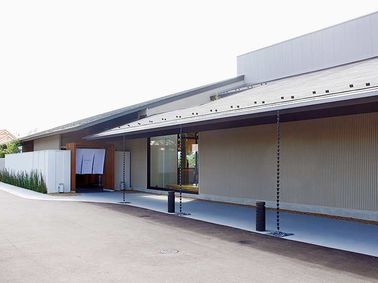 福島の山々を意識した大きな屋根の平屋。入口の暖簾や、コマの形の照明など、和をイメージしたワクワク感を与えるデザインや装飾も魅力