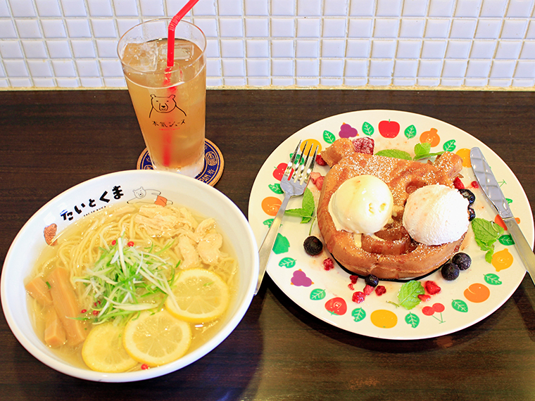 「本気ジュース」(490円)は、「秘境いちごミルク」、「奇跡のレモネード」、「抹茶ミルク」など全10種。写真は「蜜りんごソーダ」。「くまッフル」(930円)のホイップには、本気ジュースを練り込んでおり、爽やかな甘み。サクサクのワッフル生地とよく合う