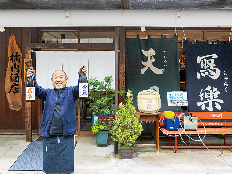築50年を超える懐かしい木造建築の店先で店主の橘内さん