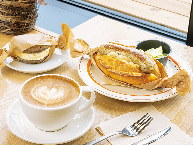 ホットドック(650円)、カフェラテ(750円)、「クッキーアイスサンド」(500円~)