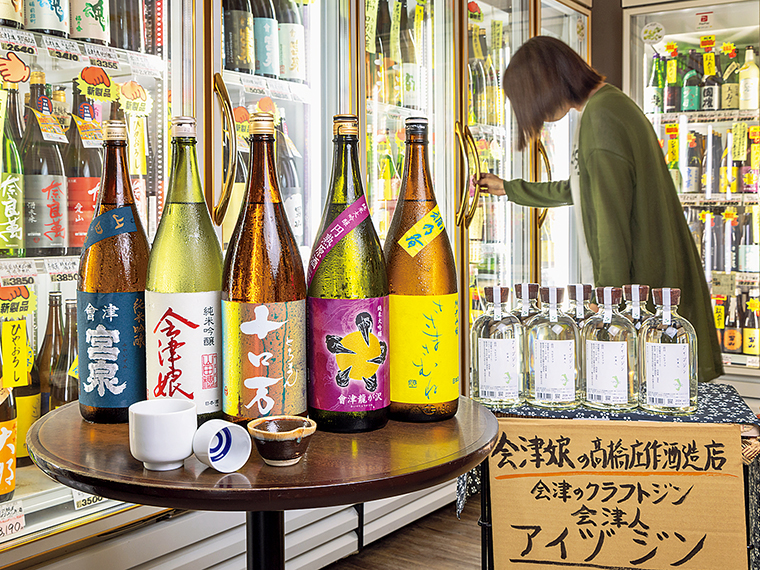 おすすめラインアップ。買われた酒は、遮光と保冷のために新聞紙で包まれ、筆で銘柄が書かれる。品質を損なわない工夫