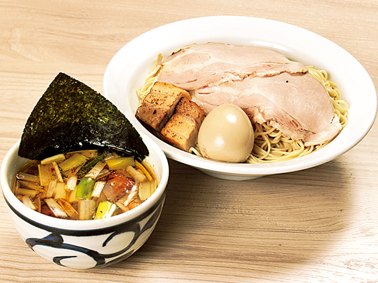 「特製醤油つけ麺」(細麺・並・1,300 円)。醤油の濃厚で深みのある味