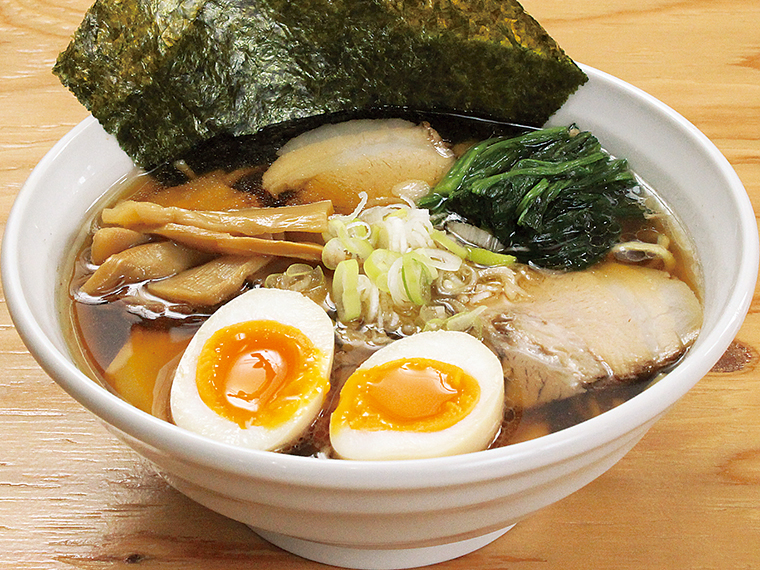 「特製喜多方肉中華そば」（1,200円）。つるりとした自家製の多加水麺に煮干しが香る醤油スープが絡み、至福の味わい