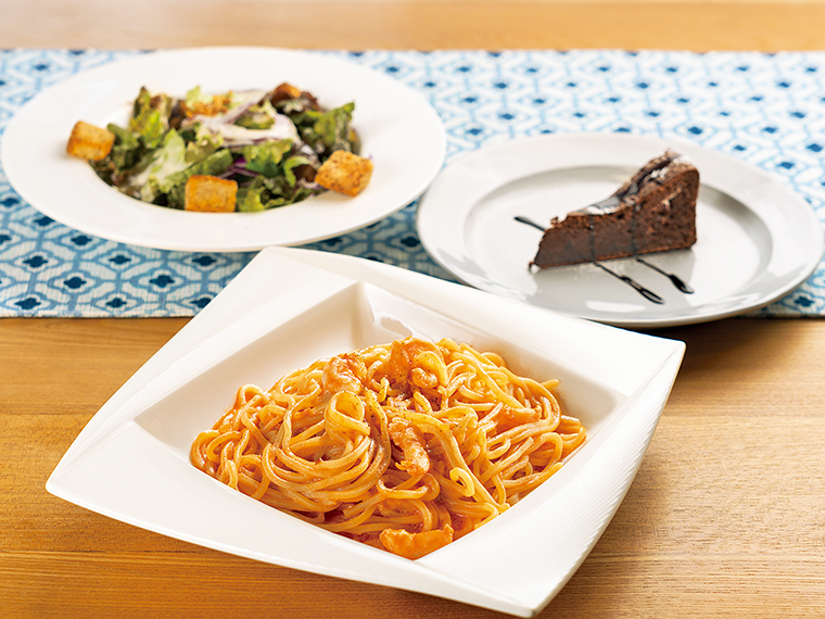 「パスタセット」(1,200円)。サラダ、デザート付き。ドリンクセットはプラス150円
