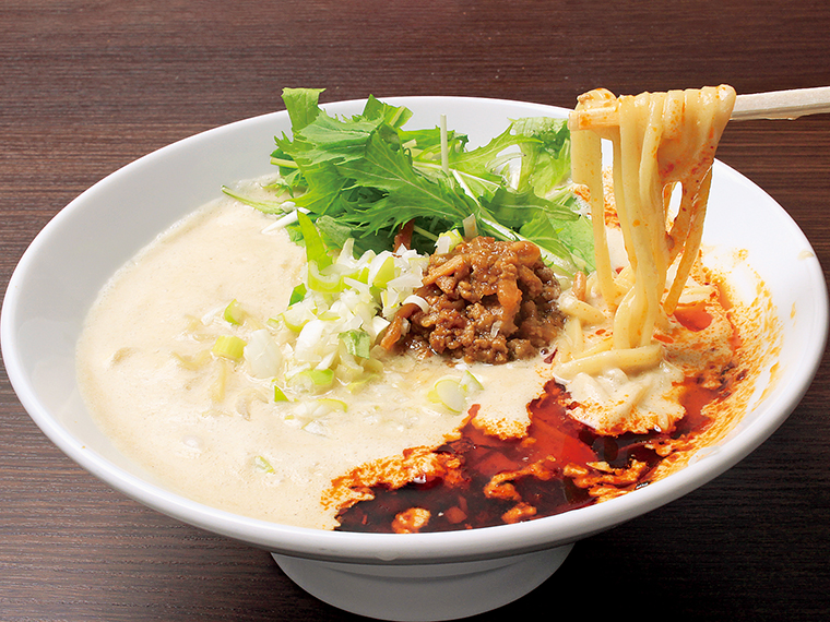 「味噌担々麺」(1,000円)。スープは小鍋で一杯ずつ作るから最後までアツアツ。卓上に山椒、ラー油などがあり、自分好みにアレンジを