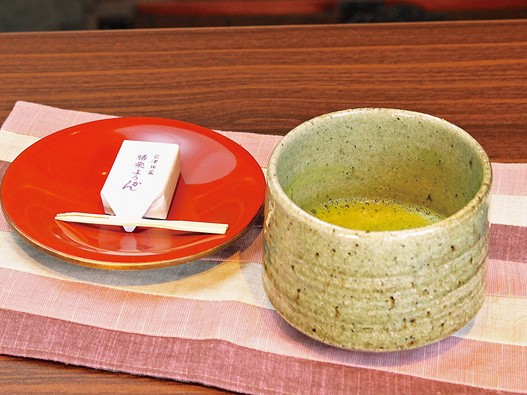 「抹茶セット」(600円)。地元の菓子店が作る「勝栗ようかん」が付く。程良い甘さの羊羹をお供にホッと一息つこう