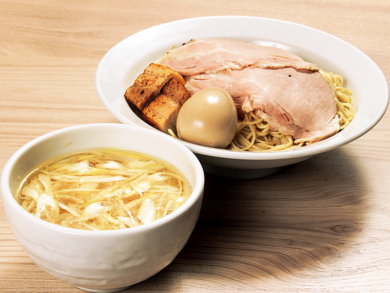「特製塩つけ麺(細麺・並)(1,300円)。「特製」は麺の上に豚肩ロースと炙り豚バラのチャーシューが計4枚。塩スープの中には鶏チャーシュー
