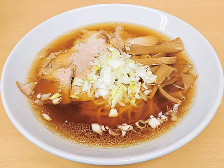 朝ラー営業で提供する、あっさり醤油スープの「中華そば」(700円)