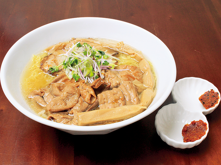 「特製もつ煮込ラーメン」（1,280円）。麺は、中太麺と極細麺から選べる。チャーシューは、岩手県産の肩ロースを3時間じっくり煮込んで提供