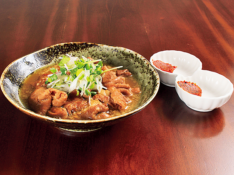 「もつ煮込単品」（680円）は、持ち帰りも人気。自宅で味わえるのもうれしい