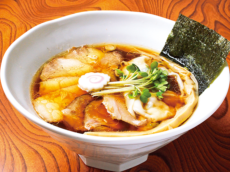 「チャーシューワンタン麺」（1,350円）。写真は醤油スープに手もみ縮れ麺の組み合わせ。もっちり麺にスープがよく絡む
