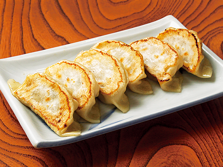 もち粉を使った皮も自家製の餃子（450 円）。あっさりしていて女性にも人気
