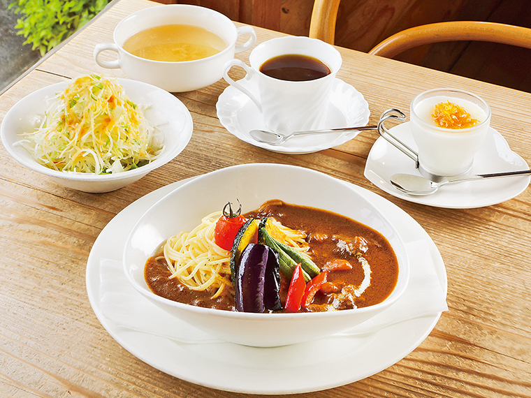 「日替わりランチ」(1,100円)。スープ、サラダ、ドリンク、デザート付き