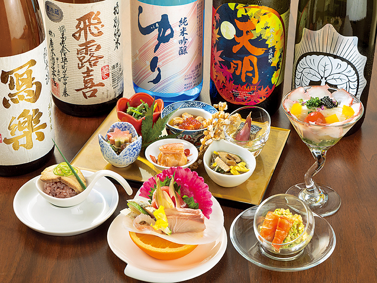 野菜果物を皿に見立てた旬のお造りなど、美しい盛り付けに歓声が…。銘酒と共に召し上がれ