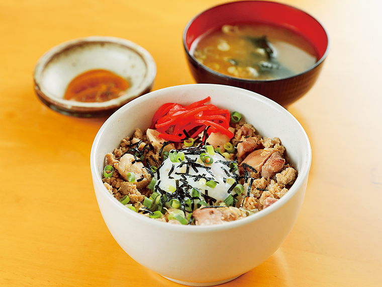 「会津地鶏丼」(1,500円)。味噌汁、お新香、コーヒー付き