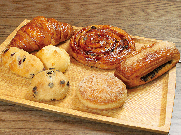 「Umeii Bakery」で提供するパン。写真手前から時計回りに「岳のドーナツ」（129円）、「ルヴァンブレッド」（各237円）、「クロワッサン」（302円）、「パン オ レザン」（388円）、 「プリエ オ ショコラ」（400円）