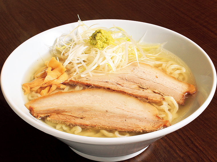 「山葵潮（わさびしお）ラーメン」（880円）。ワサビを少しずつスープに溶かし、味変を楽しみながら食べ進めるのがおすすめ