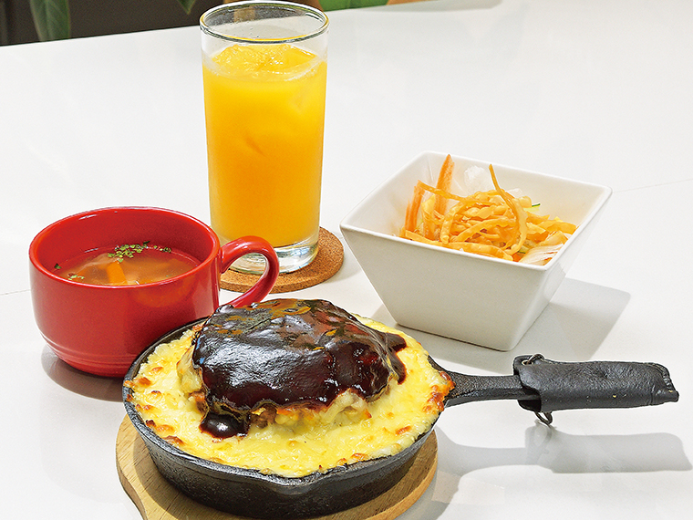 「ハンバーグドリア」(1,000円)。スープ、サラダ、ドリンク付き