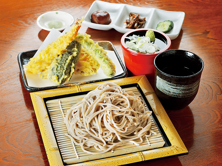 「天ざるそば」(1,400円)。季節の漬物など3点盛り付き
