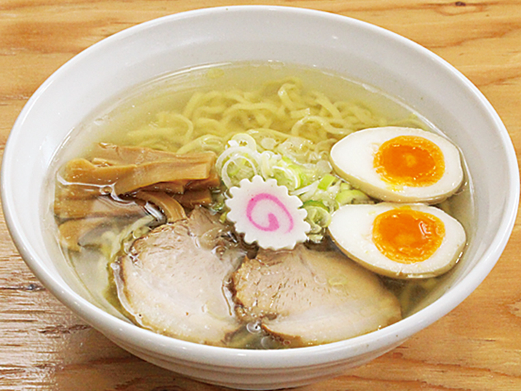 貝だしのコクとうまみがきいた「白醤油味玉中華そば」（900円）