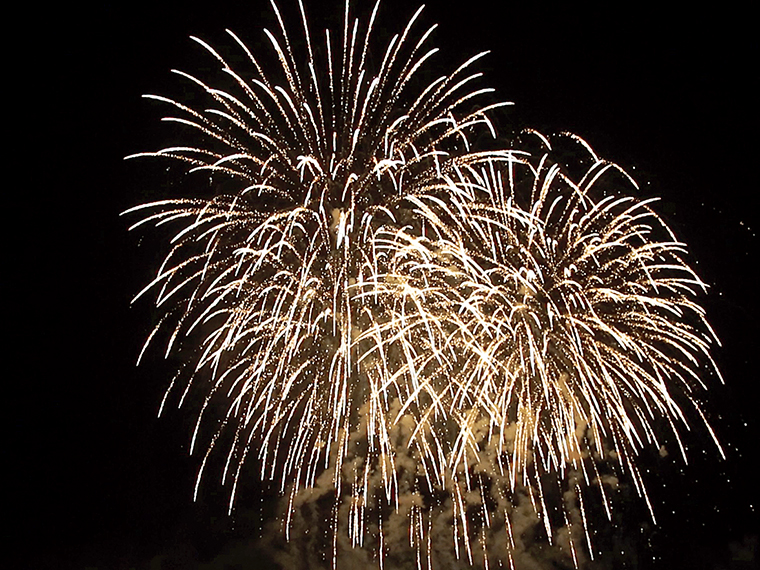 夜空に打ち上がる花火は圧巻。マルシェは11時から18時まで、ランタンリリースは17時30分から。イベントにより時間が異なる