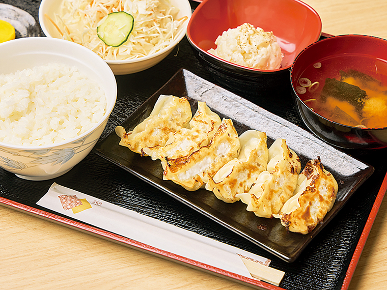 「道の駅 季の里天栄」で人気の「餃子定食」（700円）。餃子は天栄村特産の「天栄長ネギ」か「ヤーコン」入りから選べる。天栄米との相性も抜群。冷凍餃子も販売中で、2024年10月には新商品 「天栄長ネギ焼売」（8個入り・1,000円）も登場