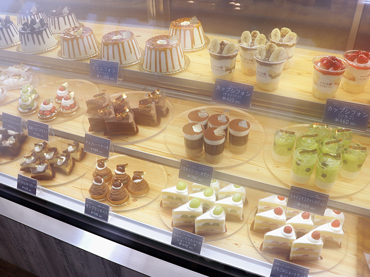 ショートケーキやタルト、シフォンケーキなど数十種類が並ぶ
