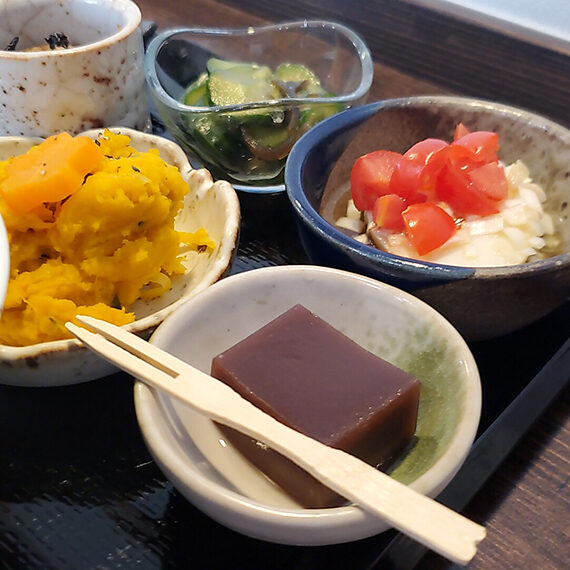 彩り鮮やかなおかずたち。存在感のある塩糀ようかんもスタンバイ