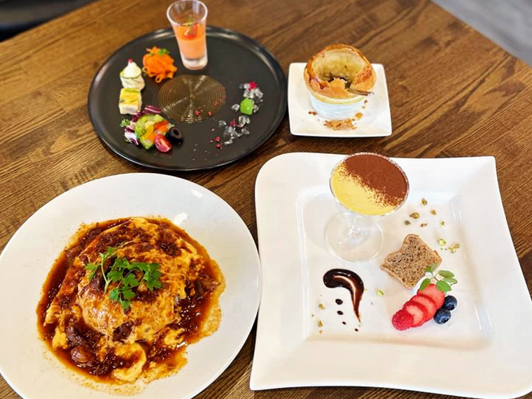 オムライスは作り方に特長があるそう。ライブキッチンになっているので注目してみて