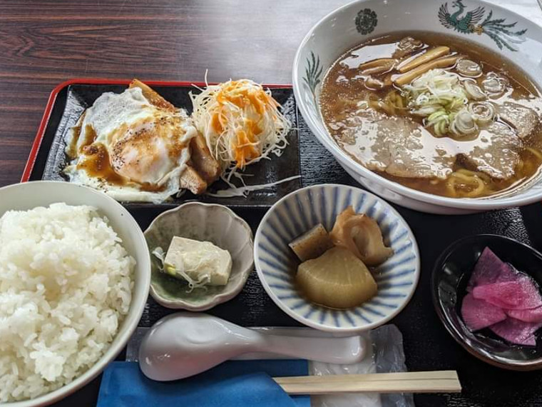「タカ定食」にラーメンをプラスした「ラーメンセットA」は1,400円※部員提供