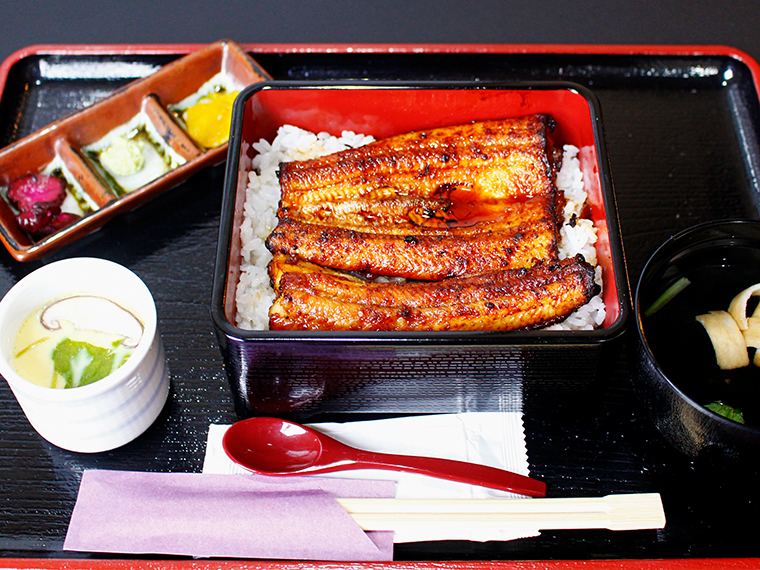「うな重 松」（2,400円）。うな重には、シャキシャキ食感のサラダれんこんを使ったこだわりの茶わん蒸し、お吸い物、漬物が付いている