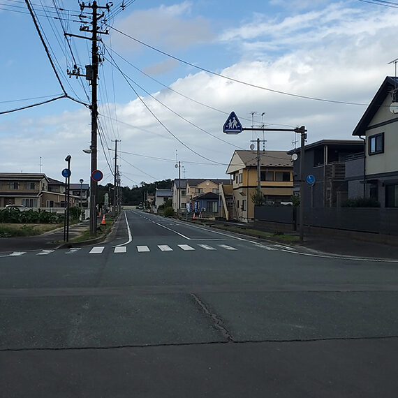 ナビを信じて進むと住宅地のなかへ