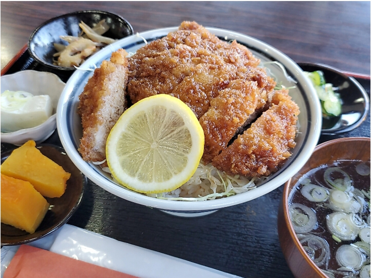 旧「水峰」さんの常連さんも味わい認定！「ソースカツ丼」は1,300円