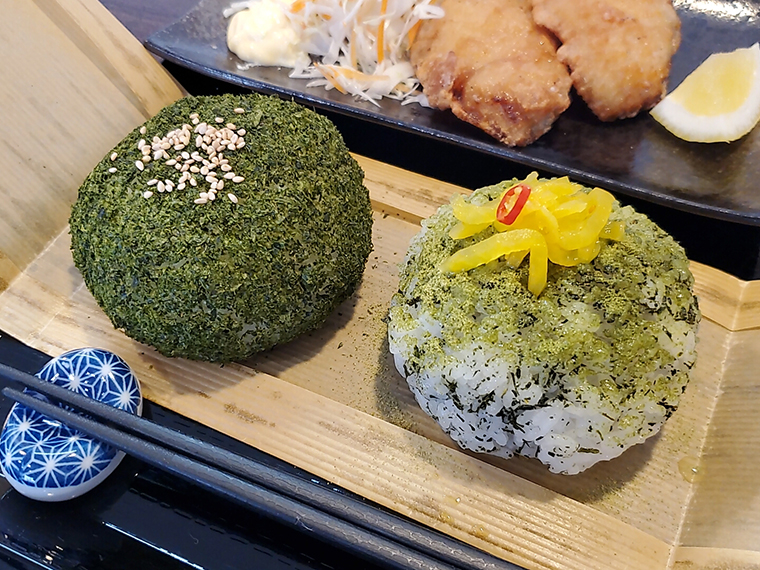 経木を開くと、あおさ&お茶おむすび